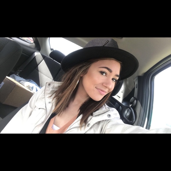 Meet your Posher, Amanda - Picture 7 of 8